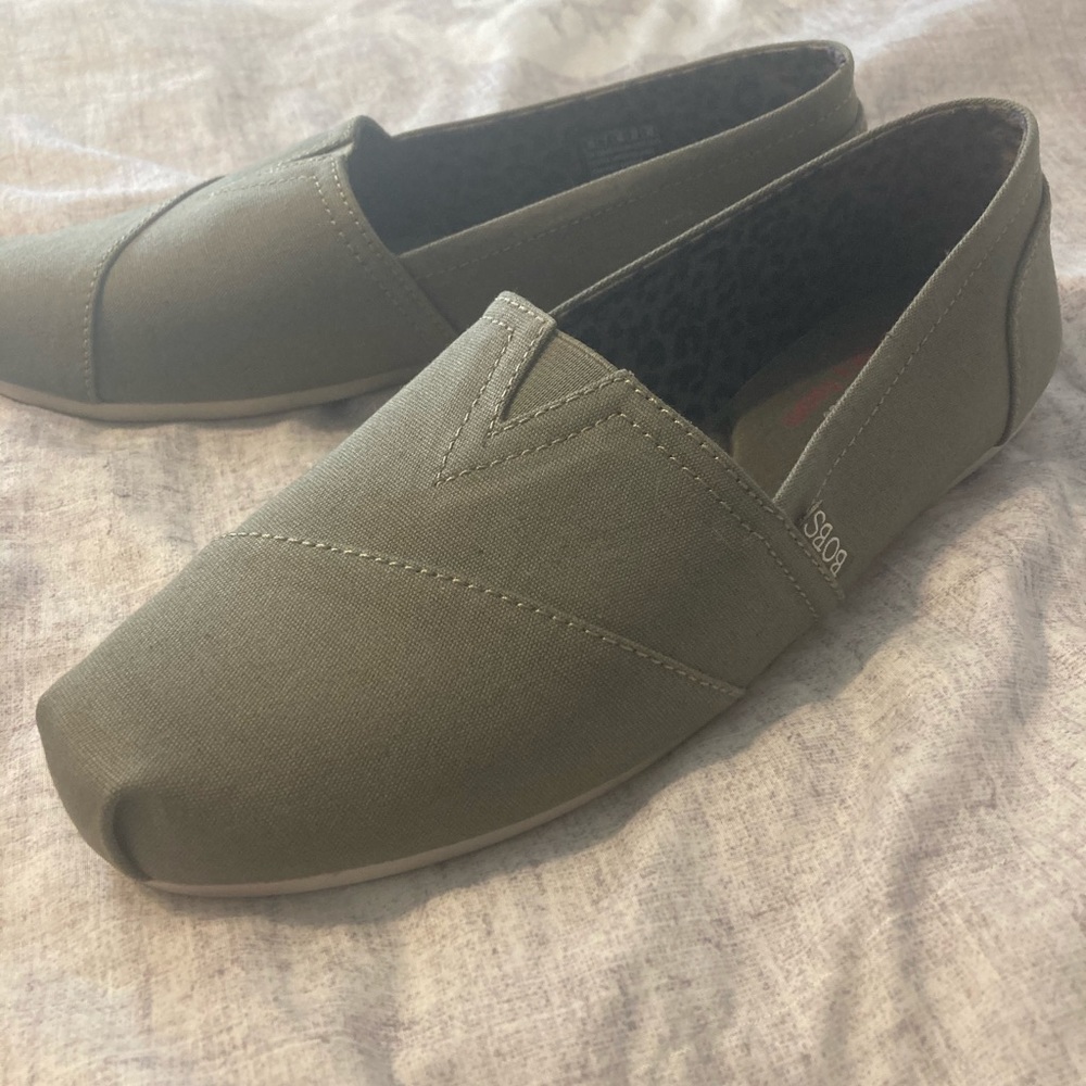 Skechers BOBS Olive Green shoes size 10 New In Box